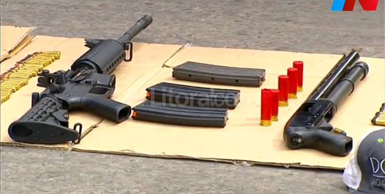 Secuencia cinematográfica entre la policía y delincuentes armados con fusiles militares