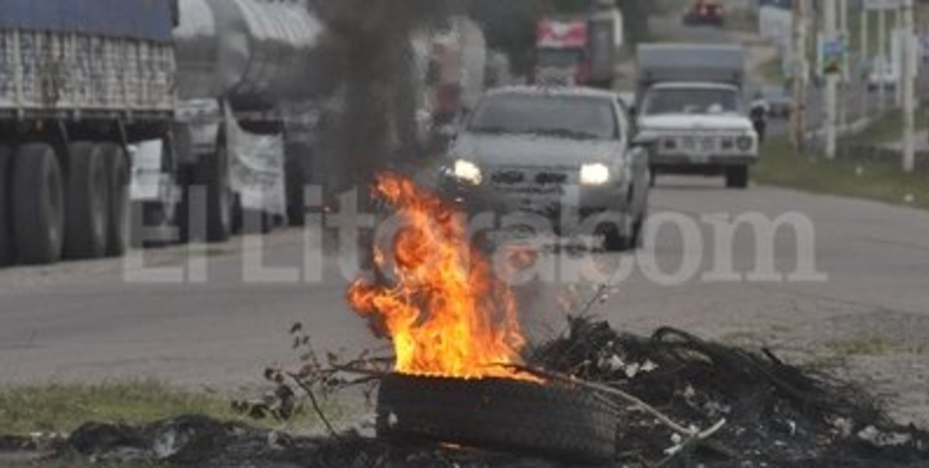 Camiones a la vera de la ruta nacional 168 en el acceso al Túnel Subfluvial