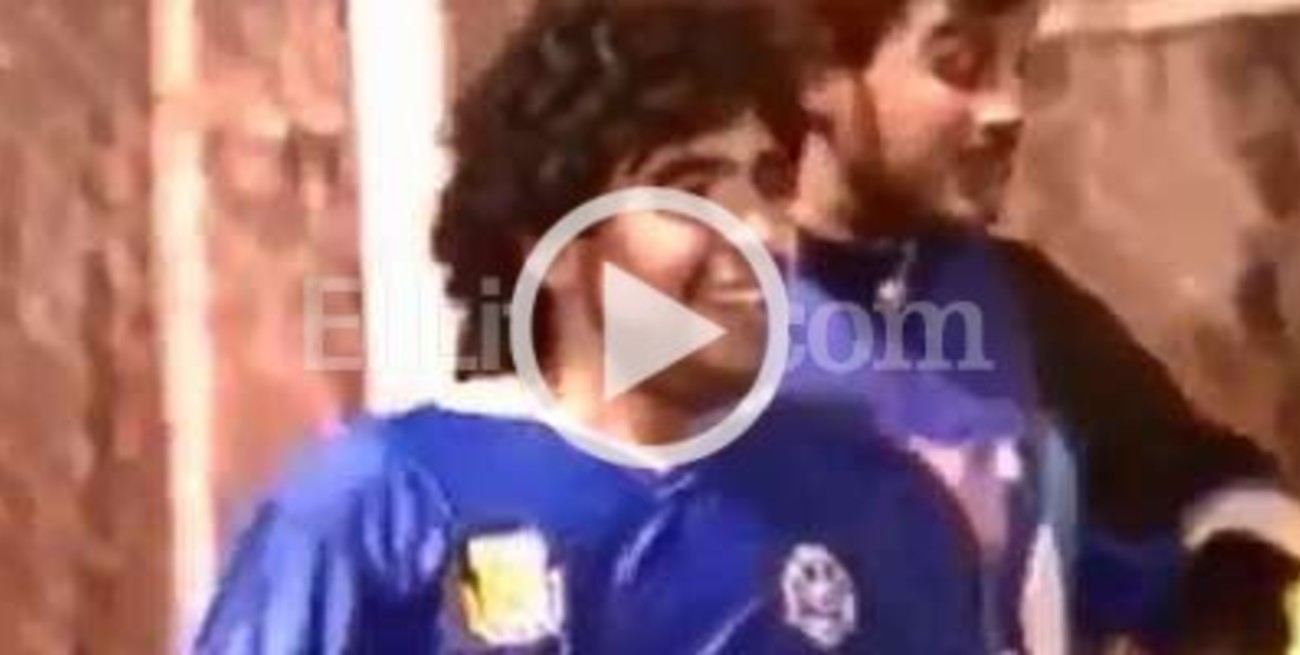 Maradona jugando al fútbol en una cancha de tenis