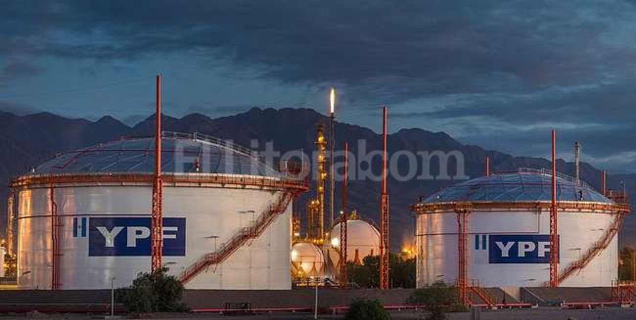 Economía, YPF y las provincias analizan la manera de bajar el precio de los combustibles