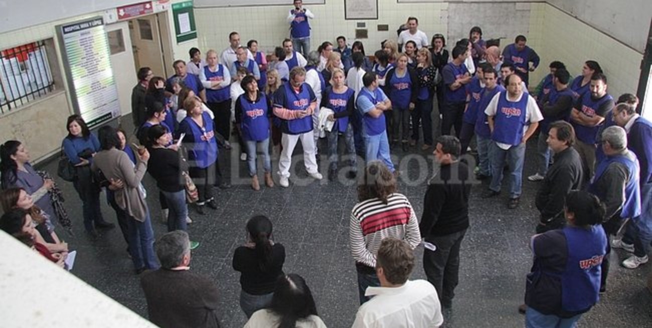 Empleados del hospital Mira y López iniciaron un paro por tiempo indeterminado