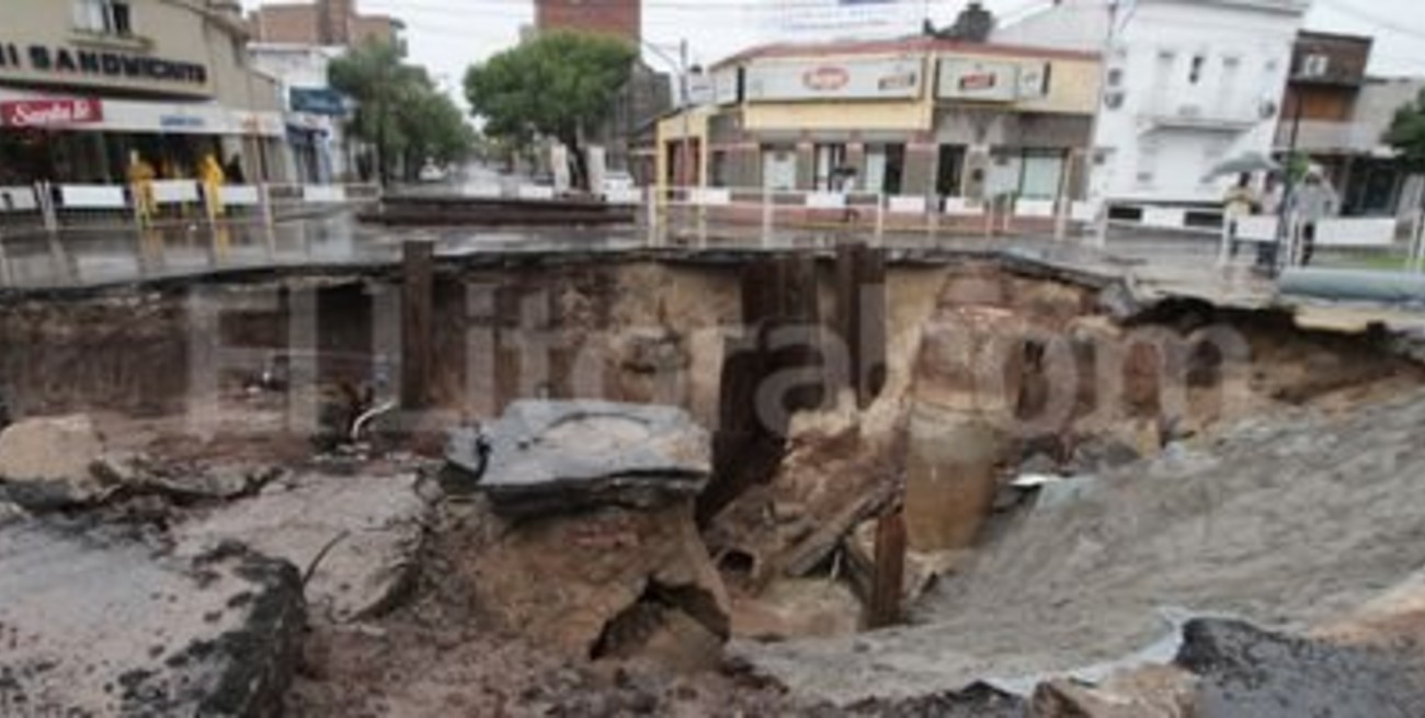 Socavón: sacan escombros y ya se haría un testeo de las causas