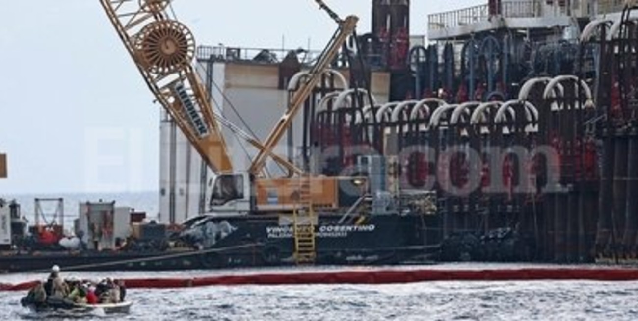 El Costa Concordia volvió a flotar