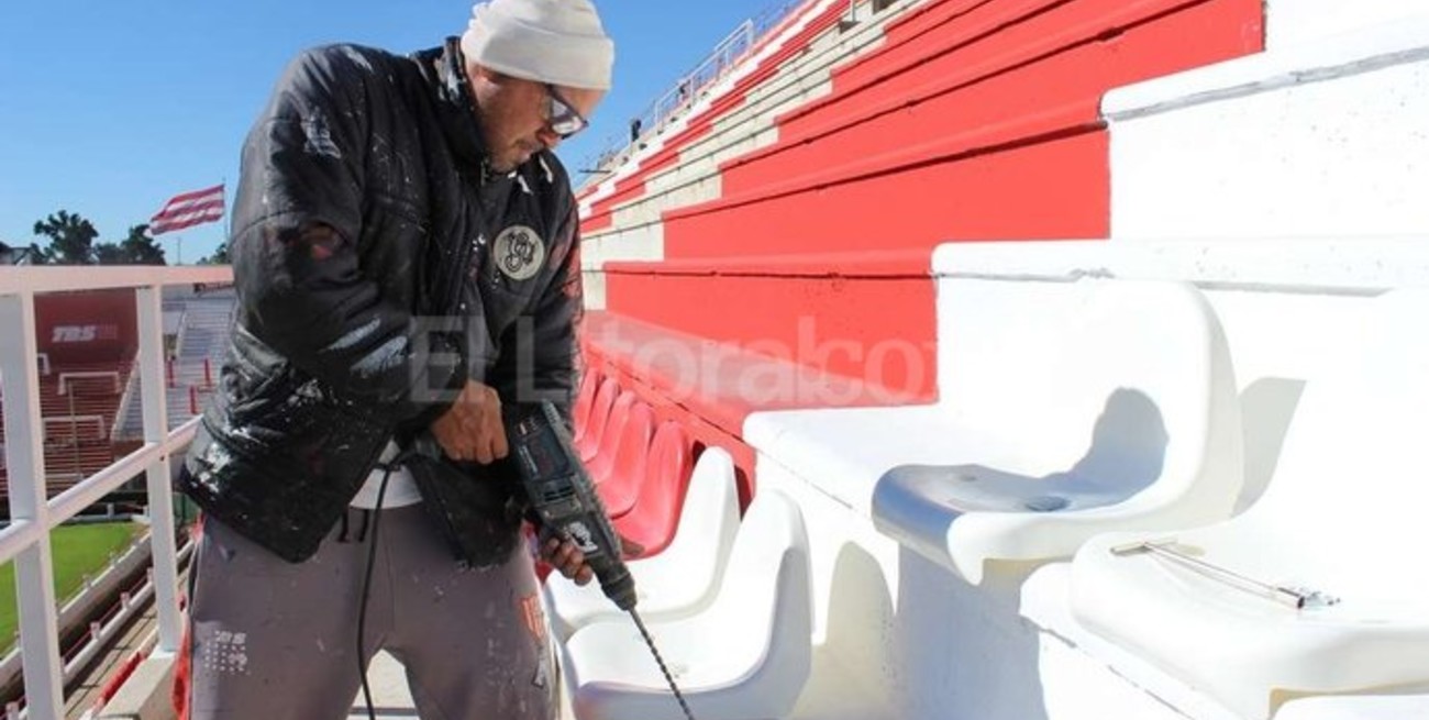Se viene la camiseta "camuflada" y colocan plateas en la bandeja