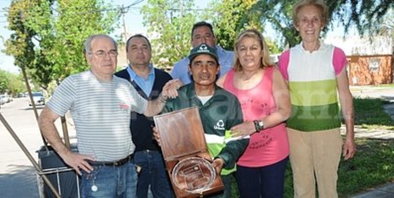 Vecinos de Barranquitas Este distinguieron a su barrendero