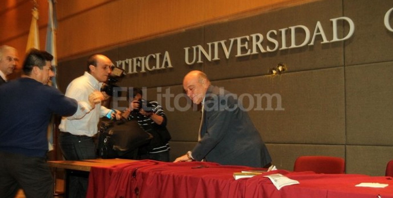 Atacaron a Cavallo en una conferencia en la UCA