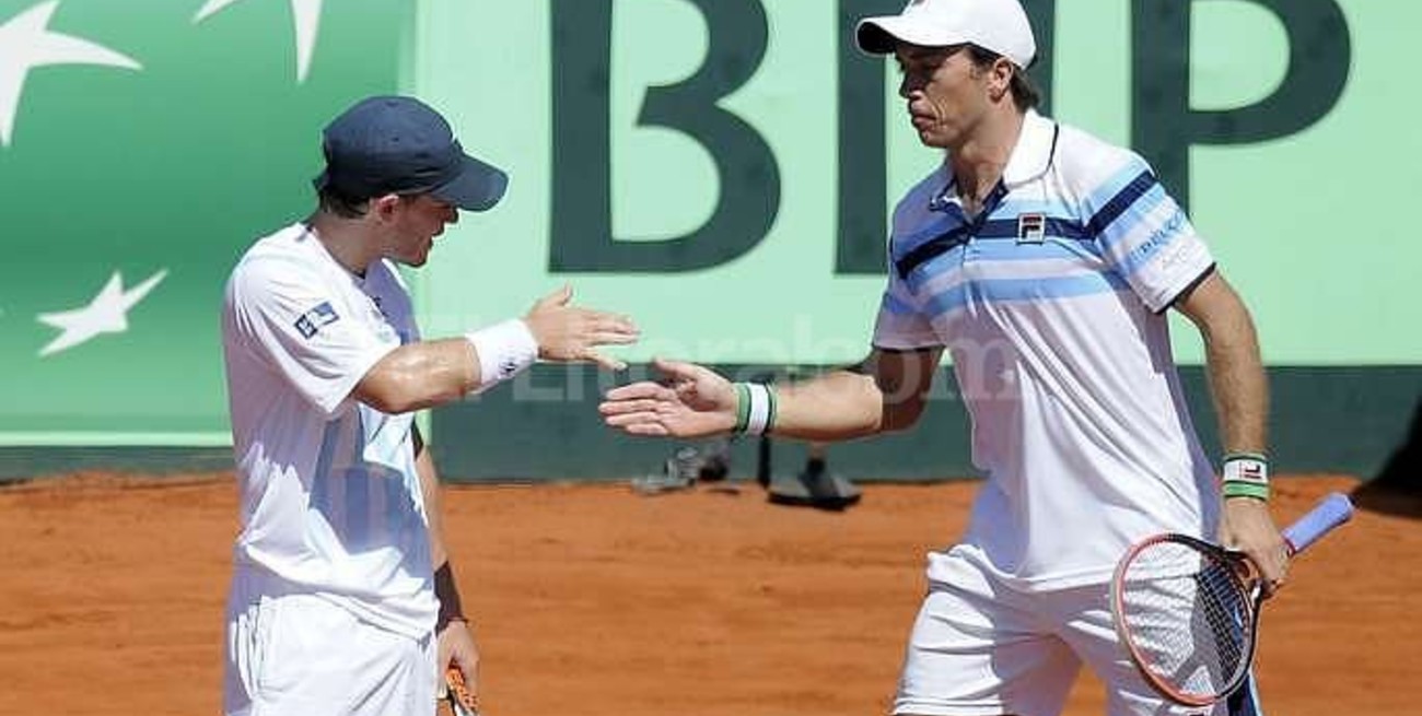 Argentina cayó ante Brasil en el dobles y este domingo no tiene margen de error