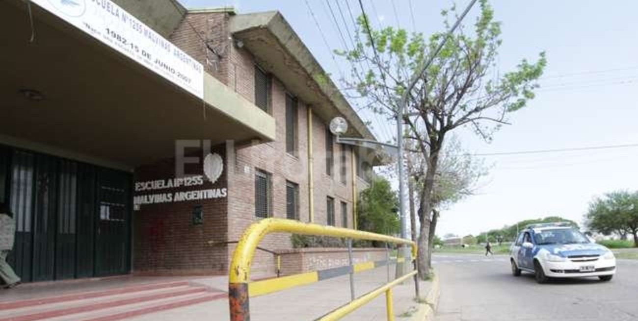 Alumnos de una escuela acusan a un adolescente de amenazarlos con una navaja