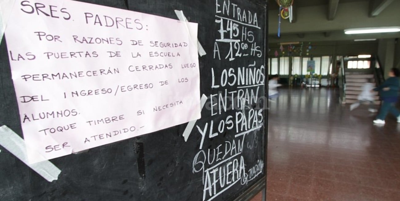 Por seguridad, no dejan que los padres entren a la escuela