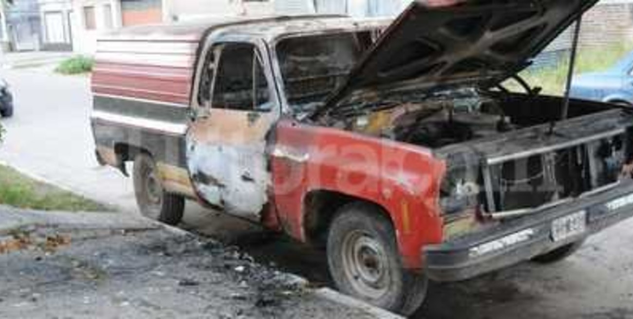 Quema-coches: incendiaron una camioneta en barrio Schneider