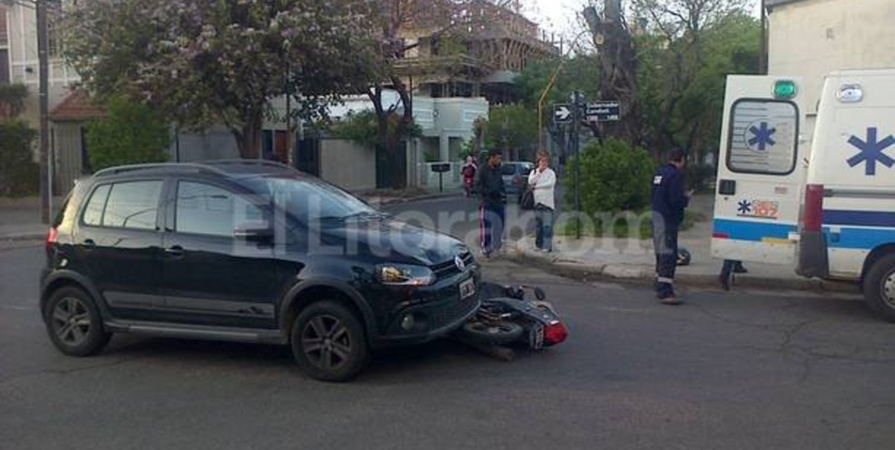 Accidente entre una moto y un auto