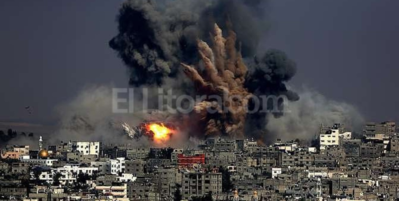 Las bombas de Israel dejaron sin luz a Gaza, donde se acumulan los muertos y heridos