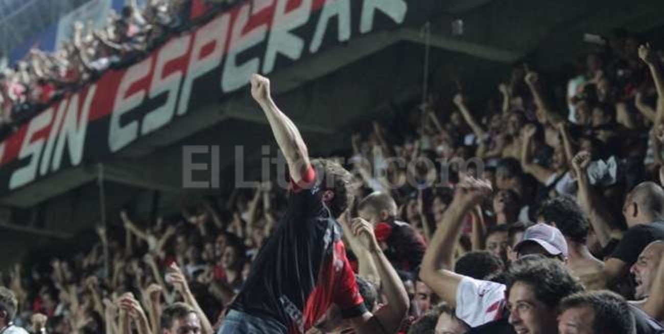 Está grave un joven que cayó de una bandeja en la cancha de Colón