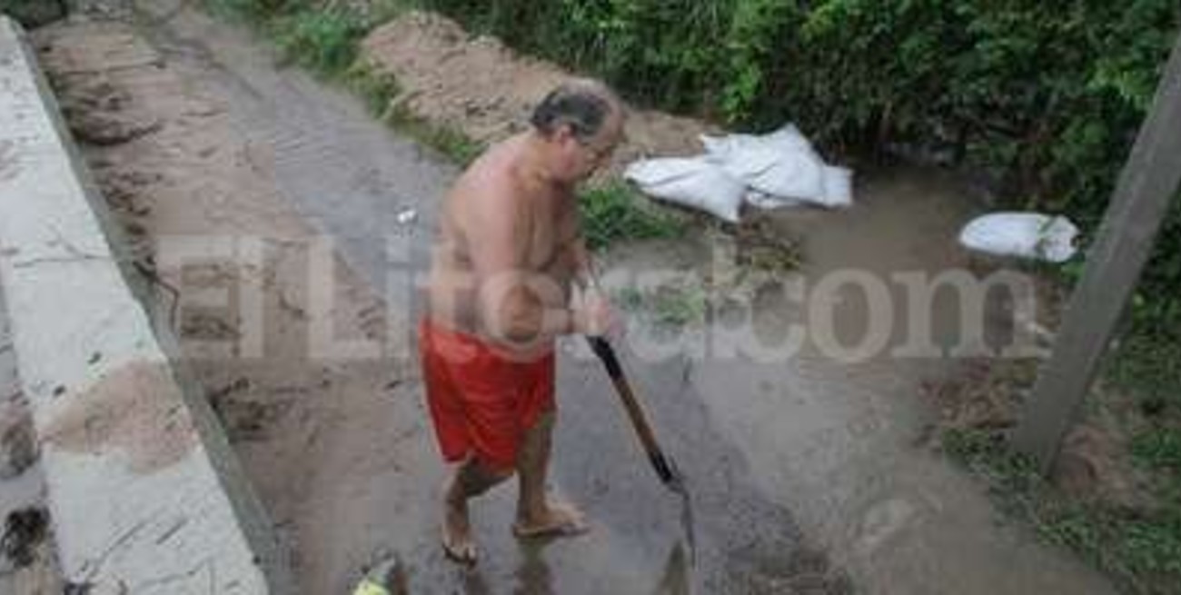 Rincón: los vecinos destapan desagües para que el agua escurra