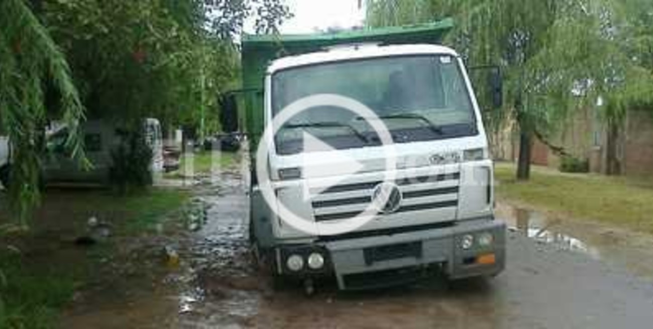 Camión empantanado durante el chaparrón