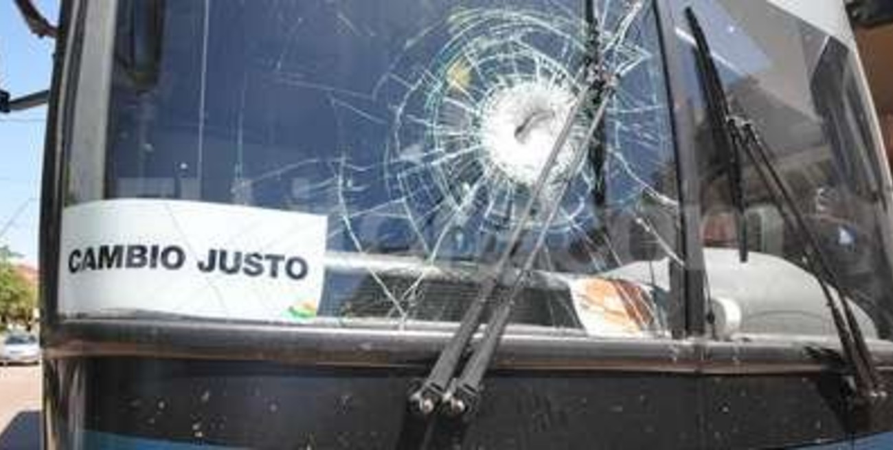 Colectivos y taxis en jaque por los robos y los piedrazos