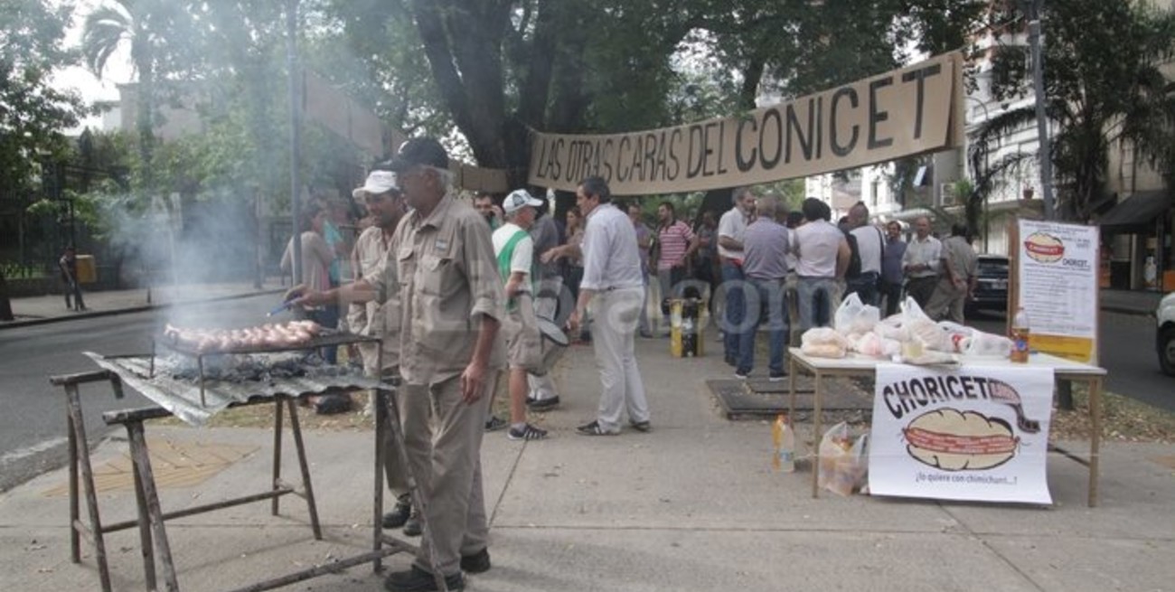 Choripaneada de científicos sobre bulevar Gálvez por una protesta en su día
