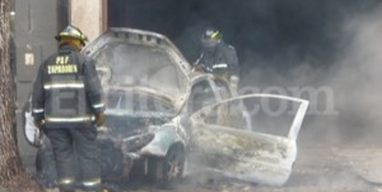Se quemó un auto en un taller de chapa y pintura