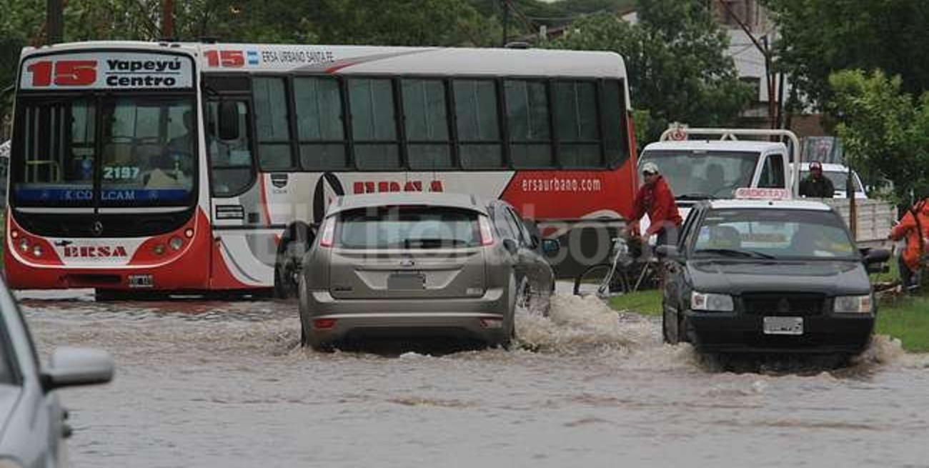 Colectivos: continúan algunos desvíos en barrios anegados