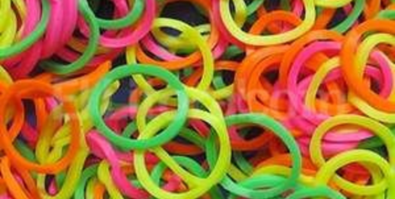 Una niña sufrió una intoxicación con gomitas para armar pulseras