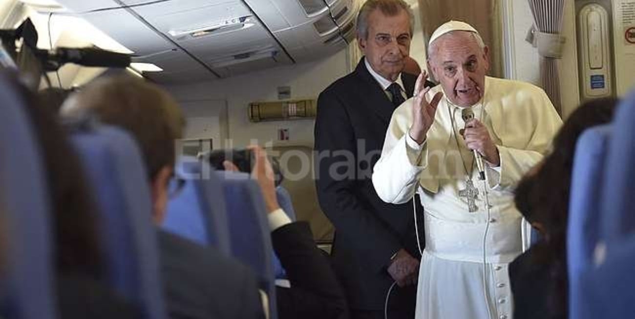 Charlie Hebdo: el papa aclaró sus dichos sobre el "puñetazo" y la libertad de expresión