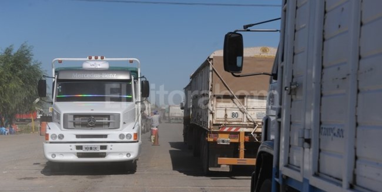Caos de tránsito por la llegada de camiones a los puertos del Gran Rosario