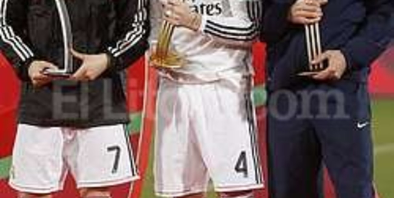 Sergio Ramos recibió el Balón de Oro al Mejor Jugador del torneo