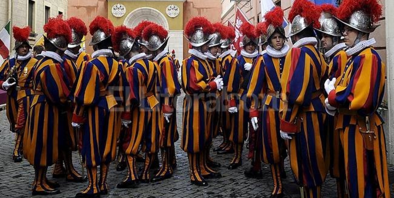 El papa cesó al jefe de la Guardia Suiza