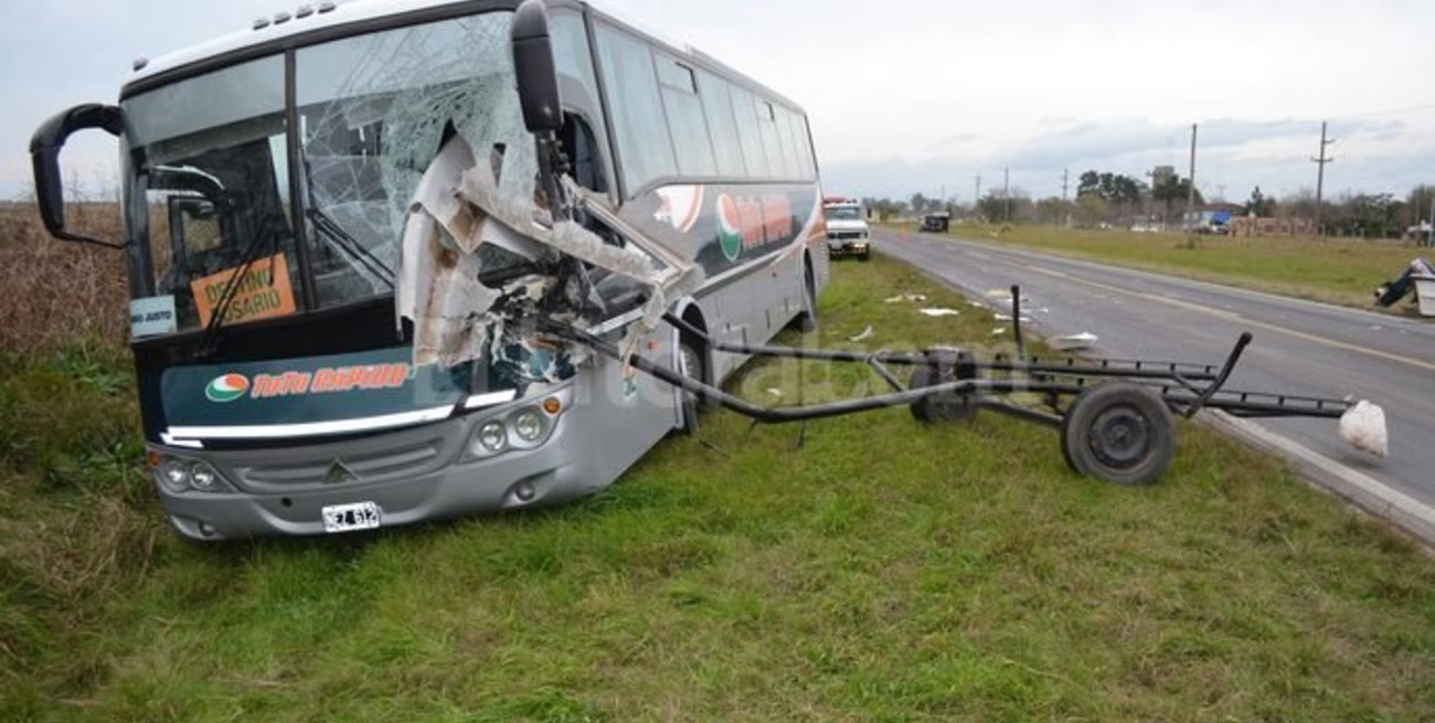 Una lancha se incrustó en un colectivo