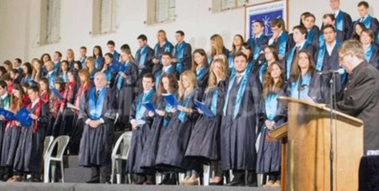 La toga se instauró entre los egresados de la Católica