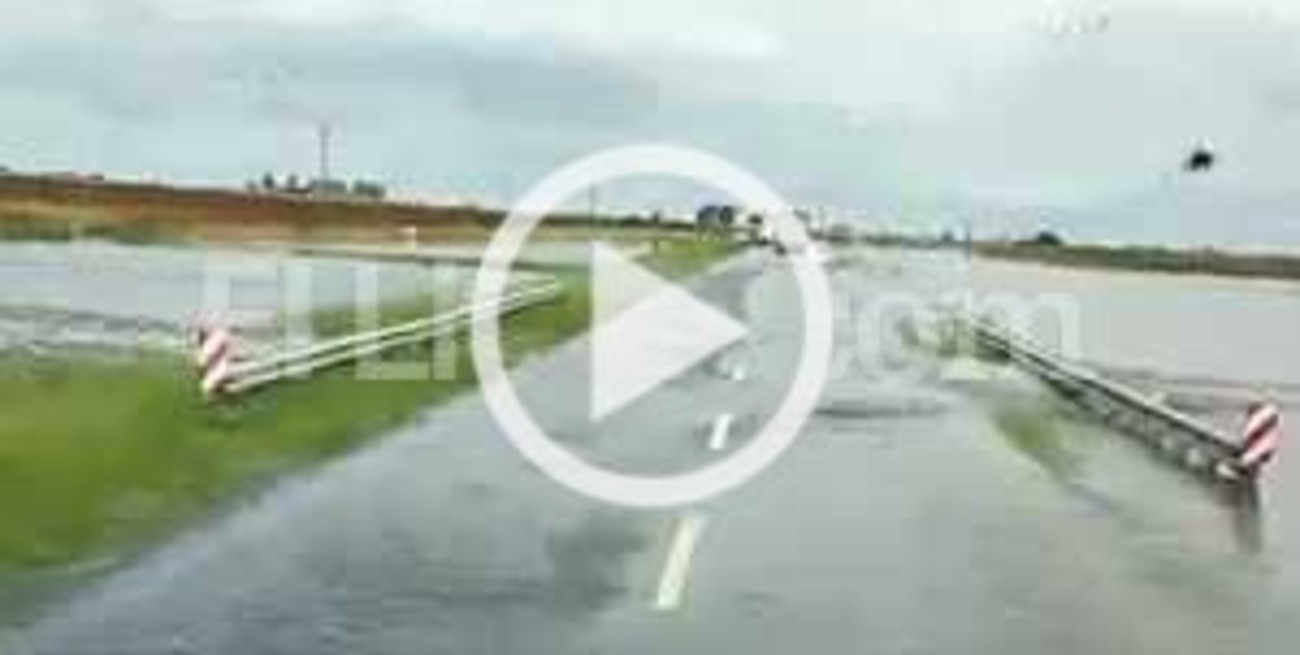 Intrépidos que se animan a cruzar con los caminos anegados