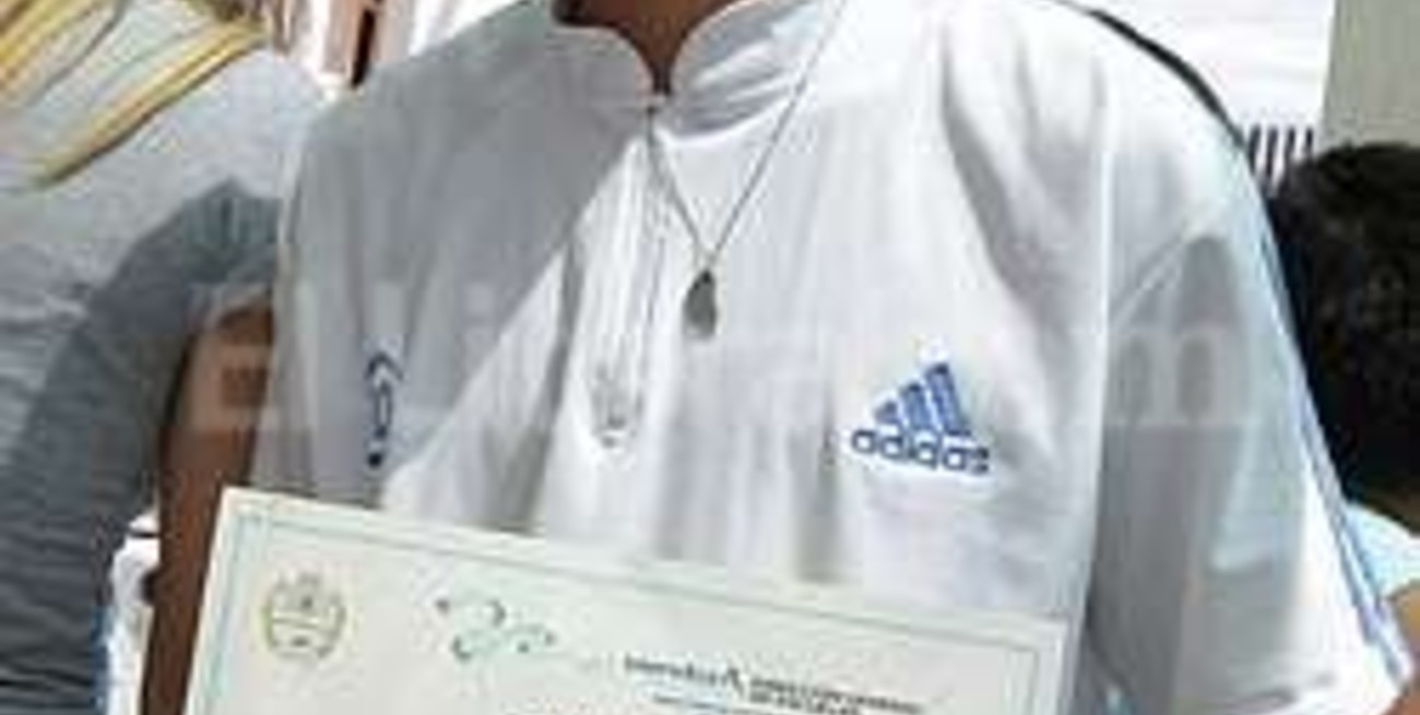 Joven recuperado de la droga y la delincuencia ahora es abanderado