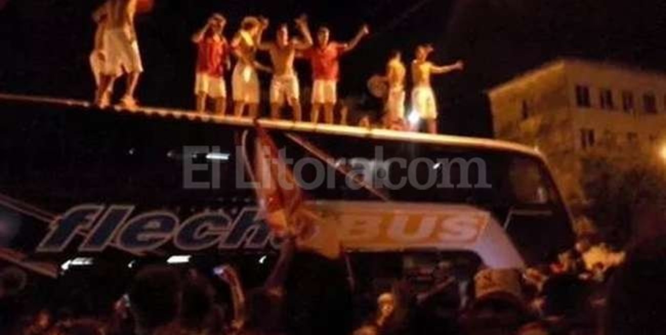 Los tatengues coparon la Costanera para recibir a su equipo