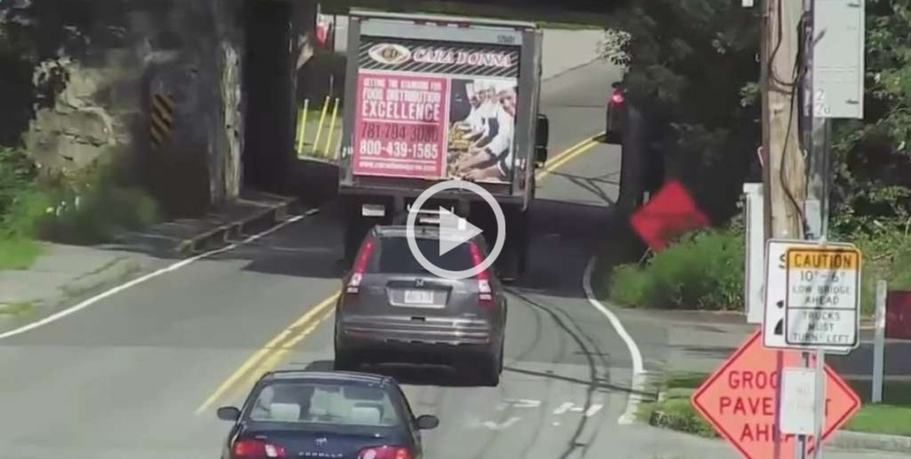 Camión se llevó puesto un puente en Massachusetts