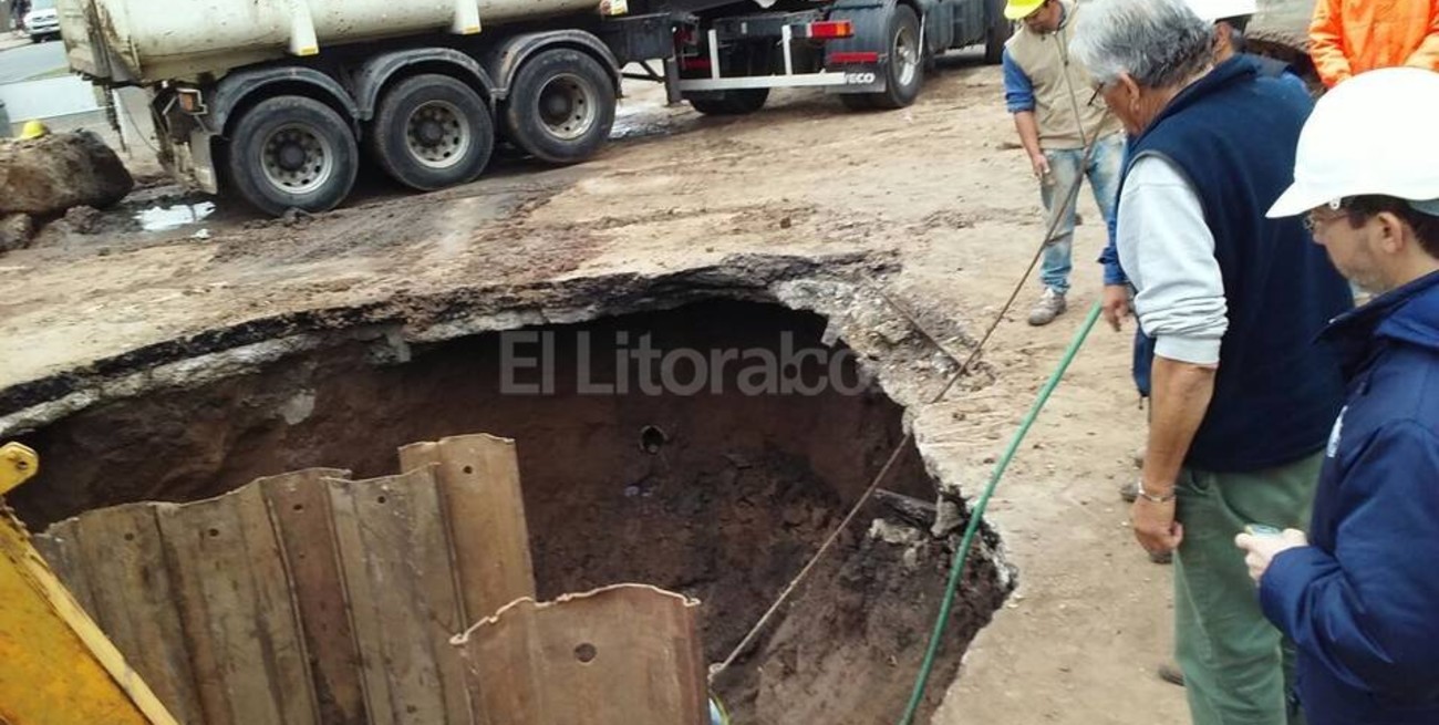 Avanza la reparación del socavón de Rivadavia y Bulevar