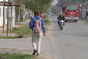Guillermo Di Salvatore Calles peligrosas. Los propios vecinos aconsejaron a Crónicas de Barrio circular con precaución. Es que  a cualquier hora del día puede pasar algo o producirse un tiroteo .