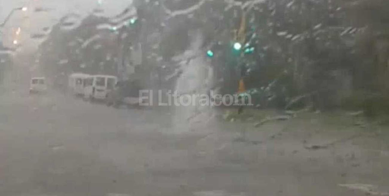 Video: se formó un "géiser" en el centro de Santa Fe