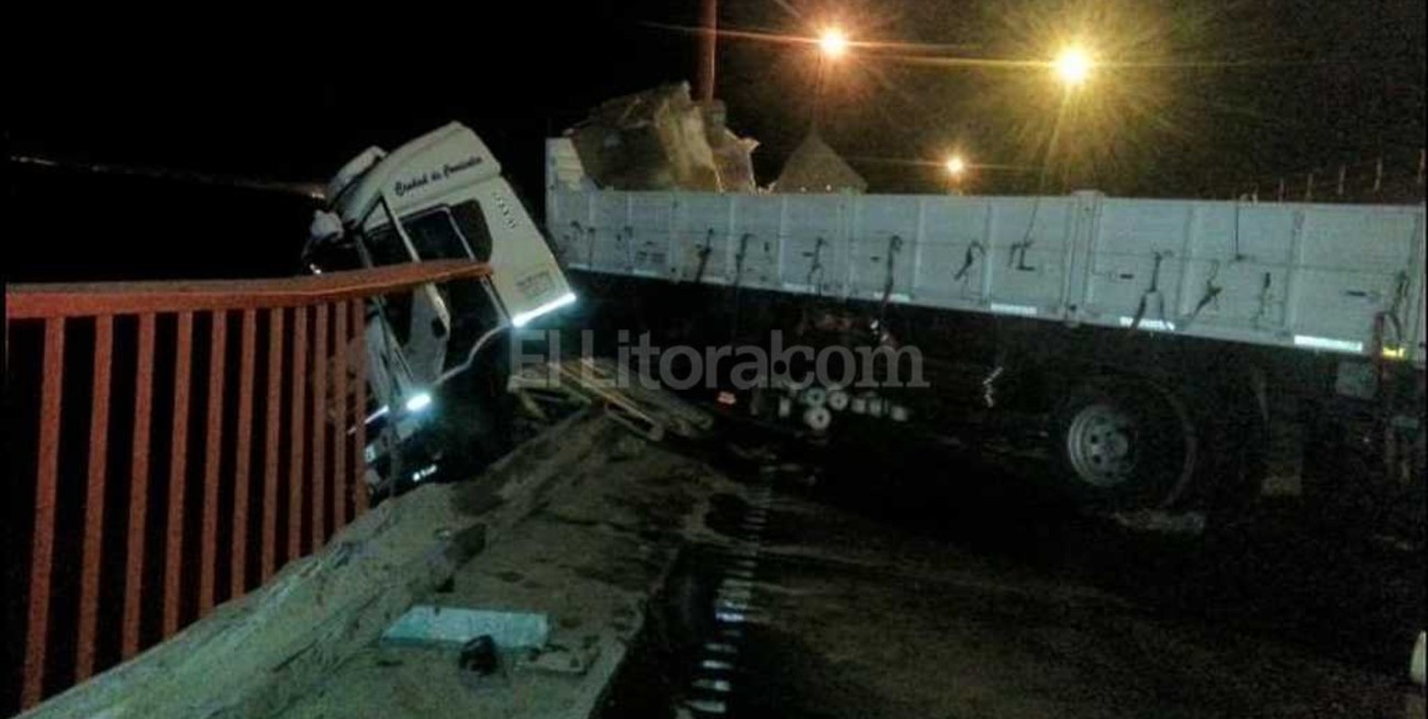 Camión quedó colgando en el puente Zárate Brazo Largo