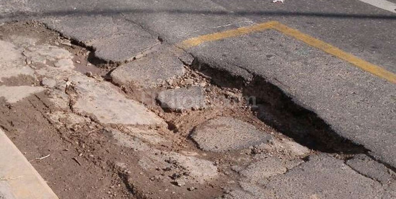 Un pozo complica el carril exclusivo de colectivos