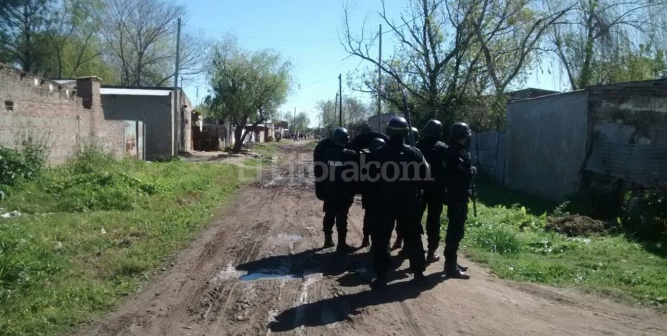 Tiros, piedrazos, robos y dos casas quemadas