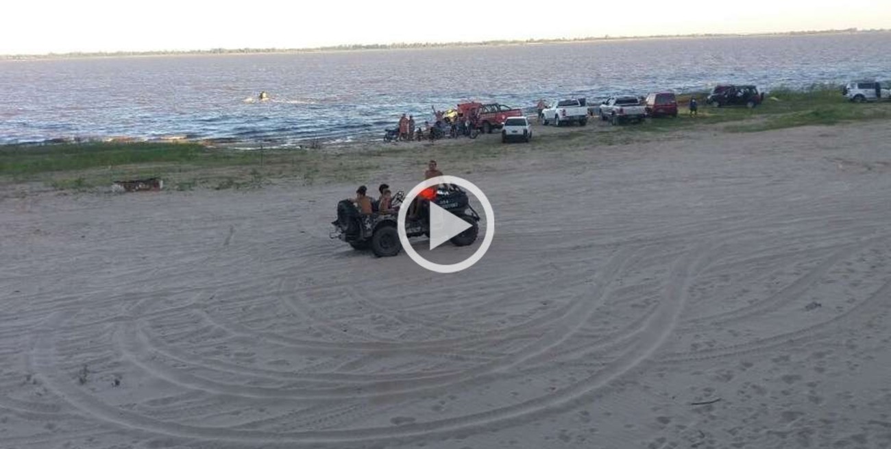 Menores al volante de un jeep y cuatriciclos en Playa Norte