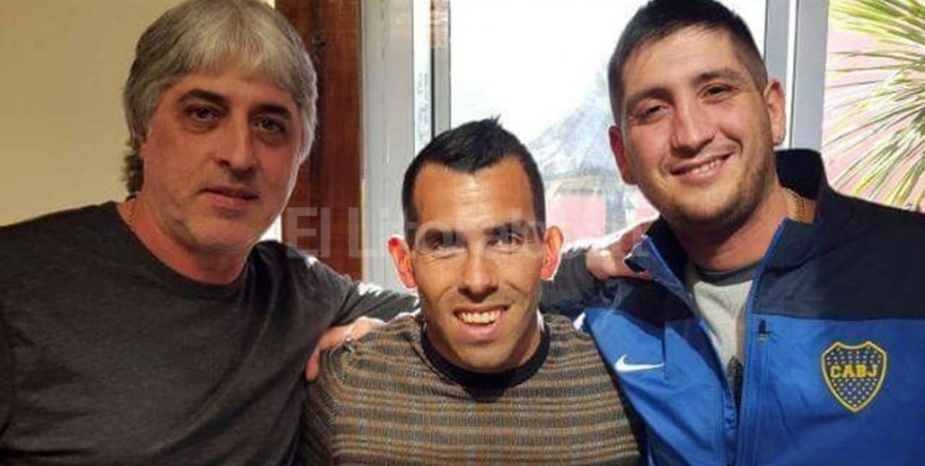 Difunden fotos de Carlos Tévez con hinchas violentos de Boca 