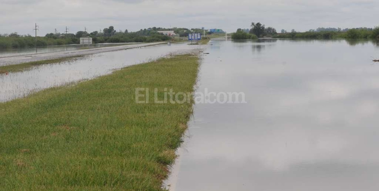 Rutas anegadas y temor en Rosario por el desborde del arroyo Saladillo