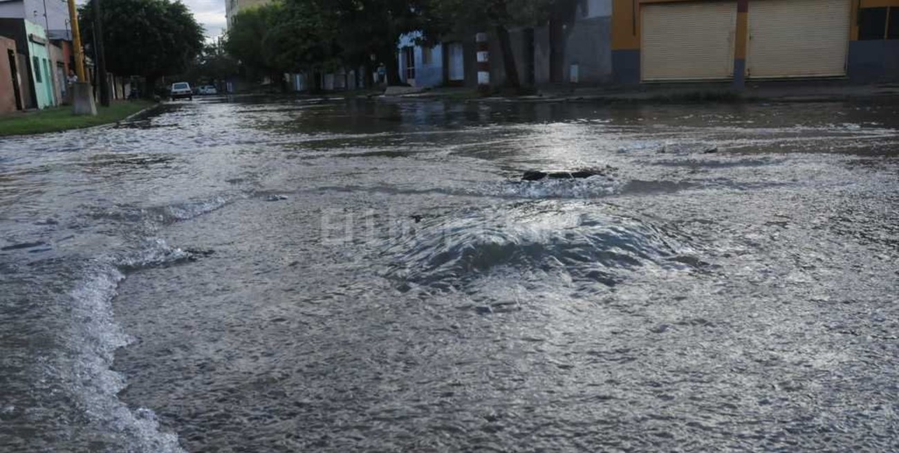 Video: así brota el agua por las alcantarillas de Santa Fe