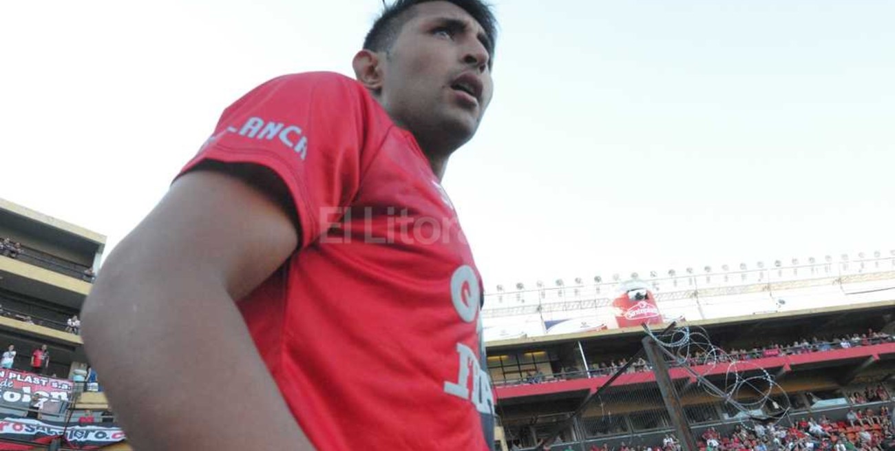 Alan Ruiz se fue de Santa Fe y no jugaría el clásico