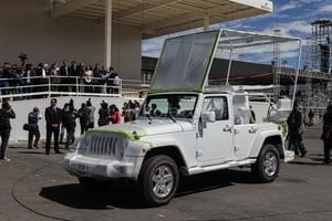 EFE Papamóvil que Francisco utilizará los días que estará en Ecuador, adonde llegará el domingo.