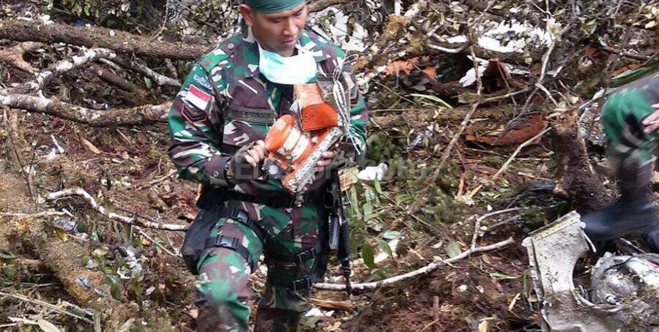 Recuperados los cadáveres y las cajas negras del avión estrellado en Papúa 