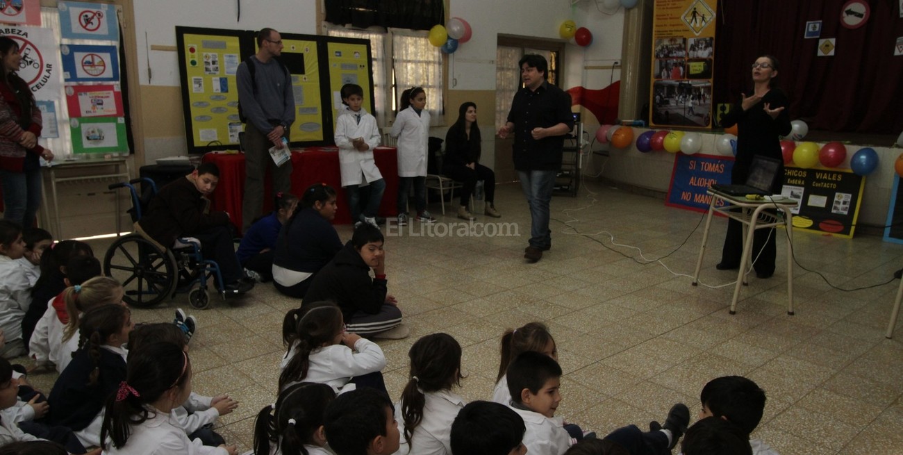 Autos de cartón y un dado gigante para aprender sin diferencias