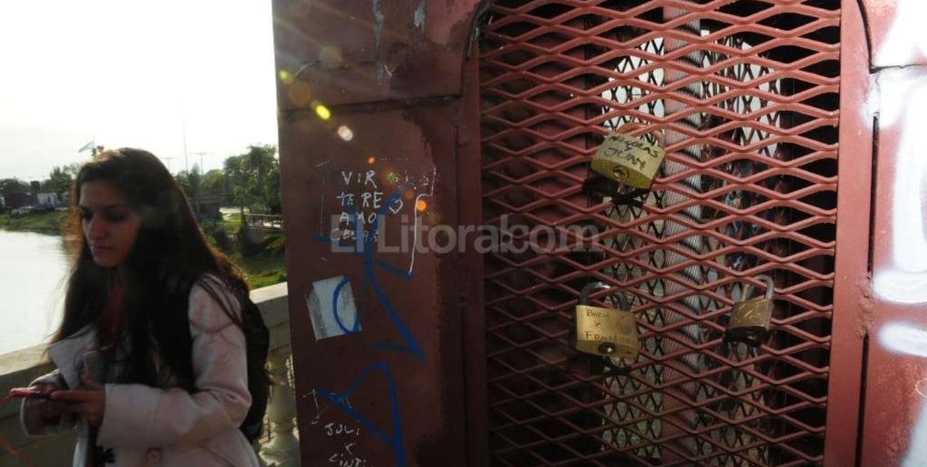 Nace la leyenda de los candados del amor en el Puente Colgante