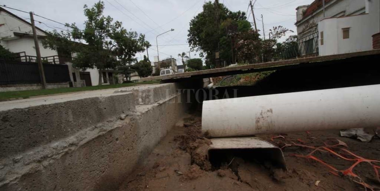 Hicieron la calle más alta y el agua ingresa a los hogares